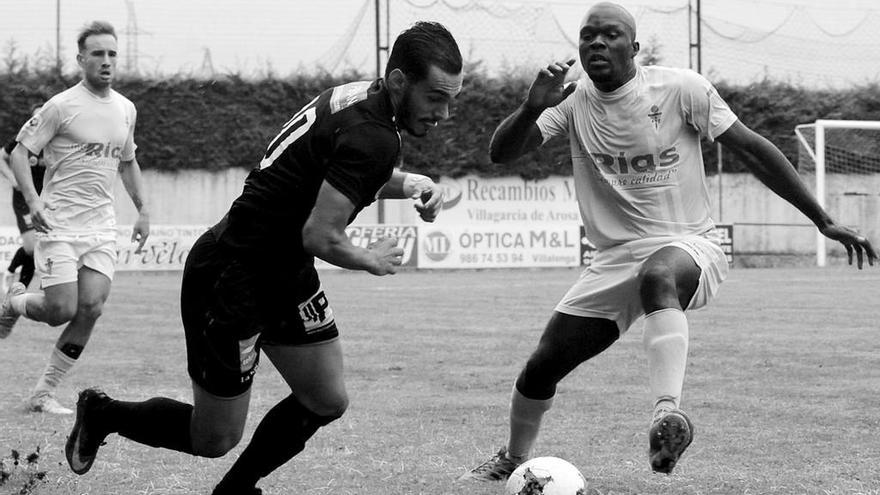 Mou trata de frenar el avance de Renan Zanelli en un lance del encuentro disputado ayer en San Pedro. // Iñaki Abella