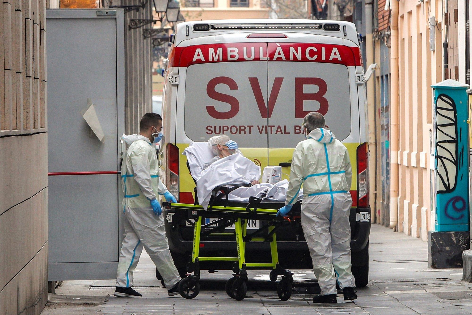 Una mujer de la residencia de ancianos de Velluters de València, trasladada en ambulancia a un hospital el pasado día 14