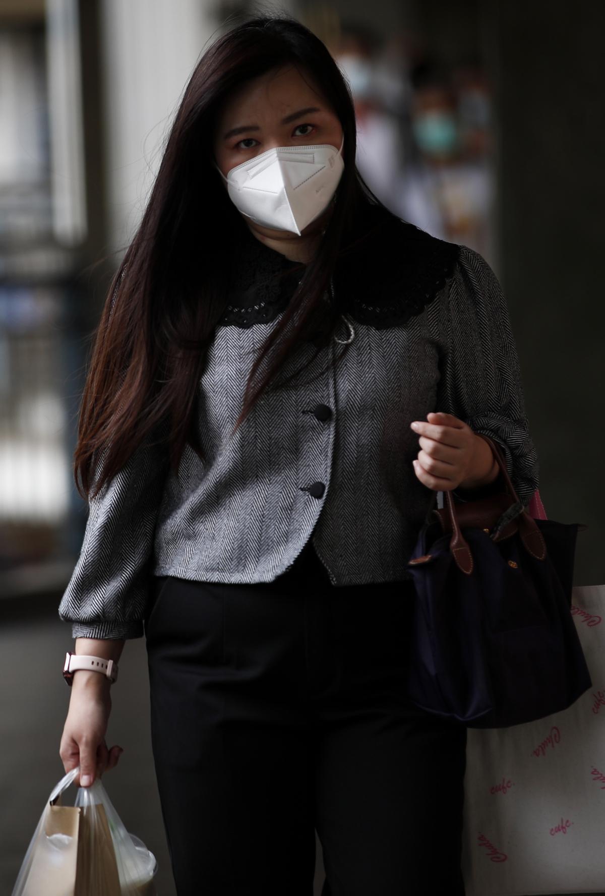 Muchos tailandeses siguen usando la mascarilla en los lugares públicos. EFE/EPA/RUNGROJ YONGRIT