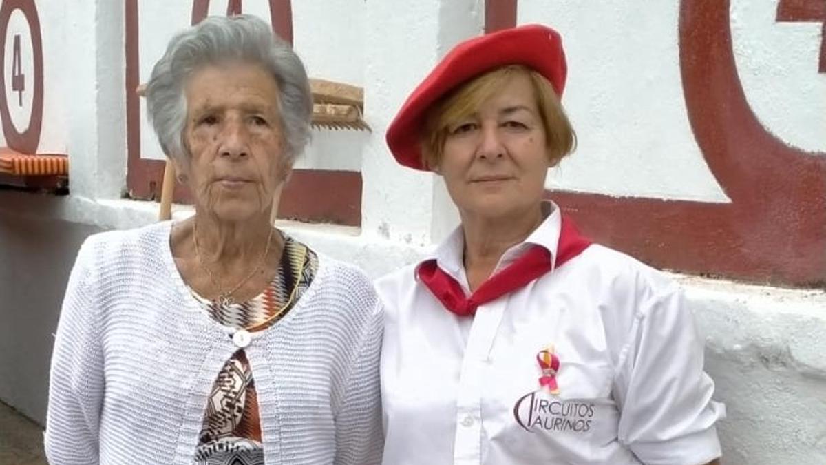 Loli Menéndez, y su hija Marga, en El Bibio.
