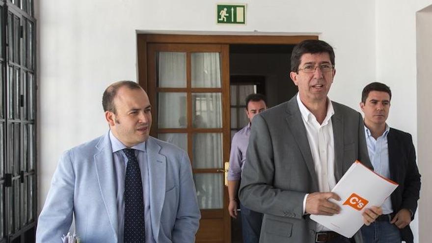 Julio Díaz, presidente de la comisión de investigación, junto al líder de Ciudadanos en Andalucía, Juan Marín.