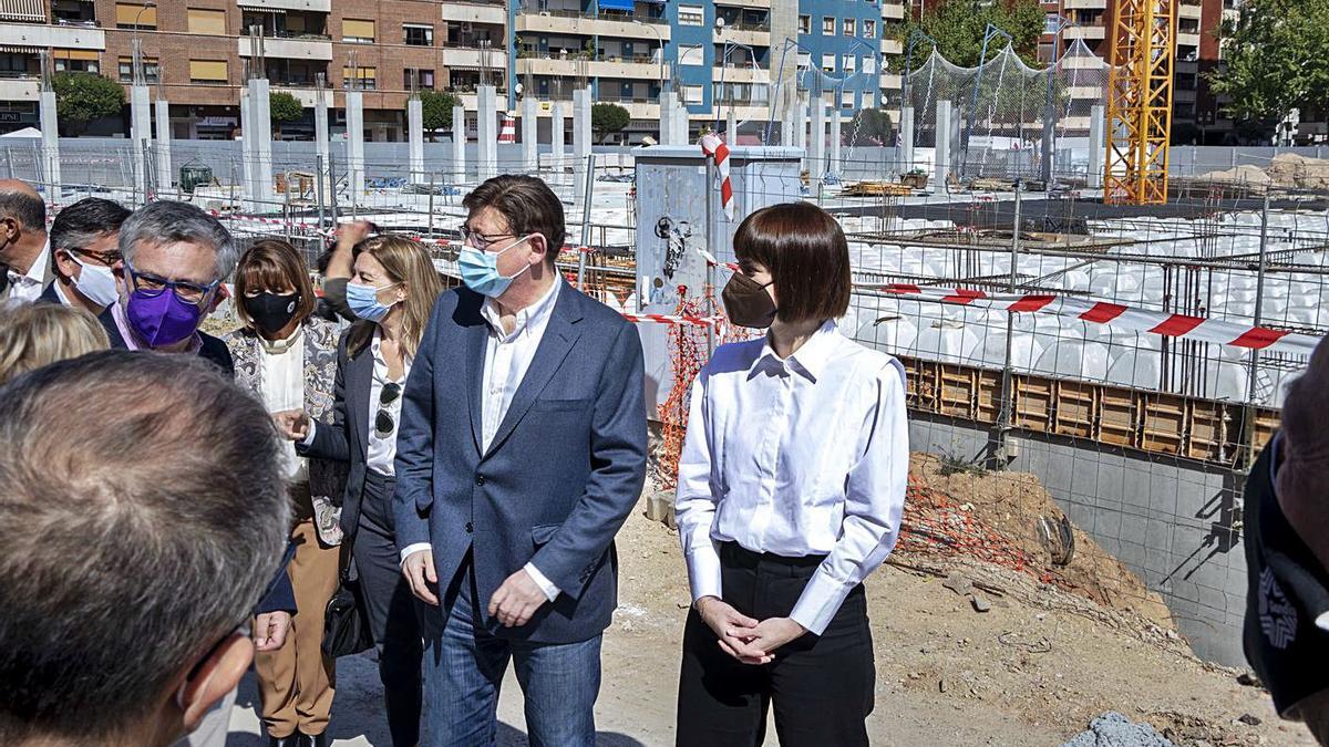 Puig, junto a la alcaldesa Morant, ayer en la visita a las obras del centro sanitario de Gandia. | DANI MONLLOR