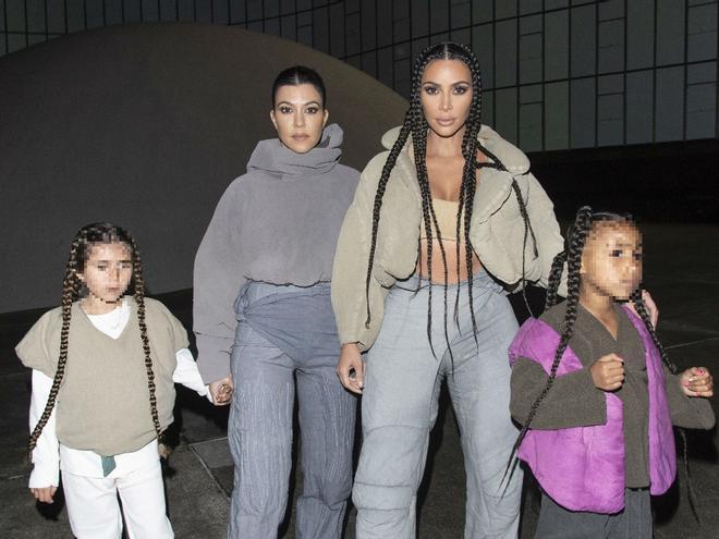 Kim Kardashian con trenzas XL junto a su hija North y su sobrina Penélope con el mismo peinado