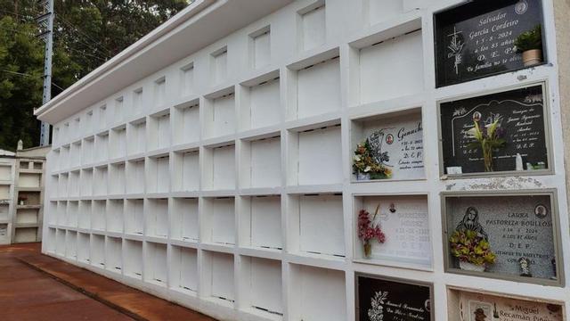Cementerio de Bueu, con algunos nichos vacíos.