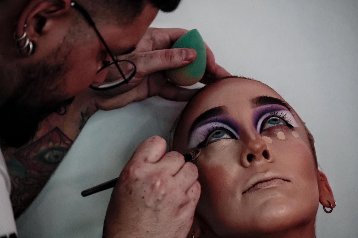 Una de las candidatas maquillándose.