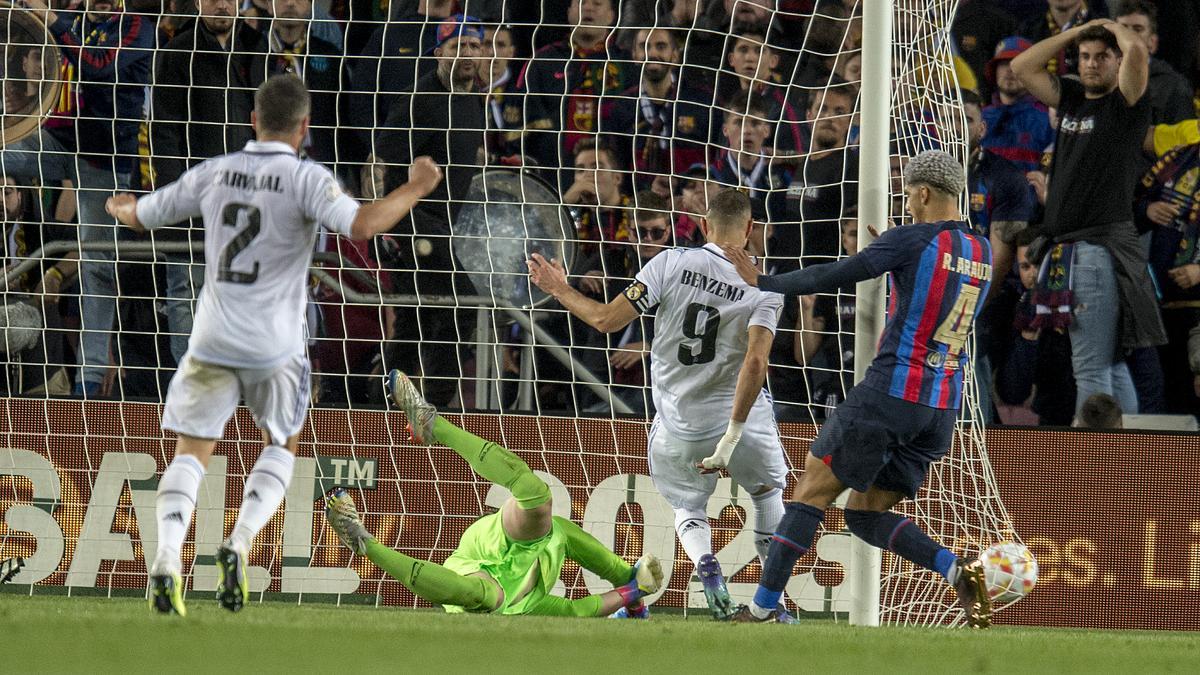 Benzema empuja el balón a la red para anotar el primer tanto durante el partido de vuelta de las semifinales de la Copa del Rey entre el FC Barcelona y el Real Madrid. 