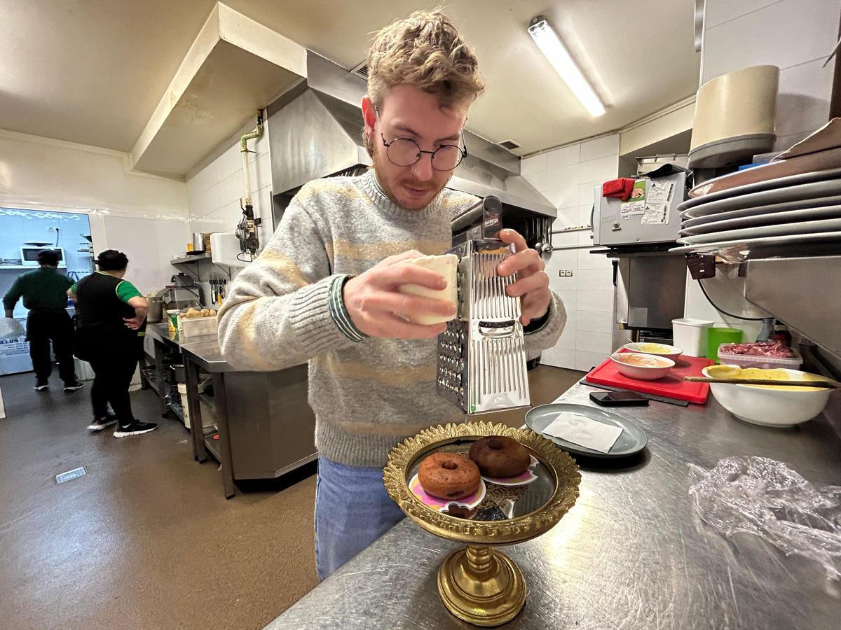 EN IMÁGENES: El restaurante Feudo Real de Grado presenta su trampantojo de donut para el certamen de Afuega'l Pitu