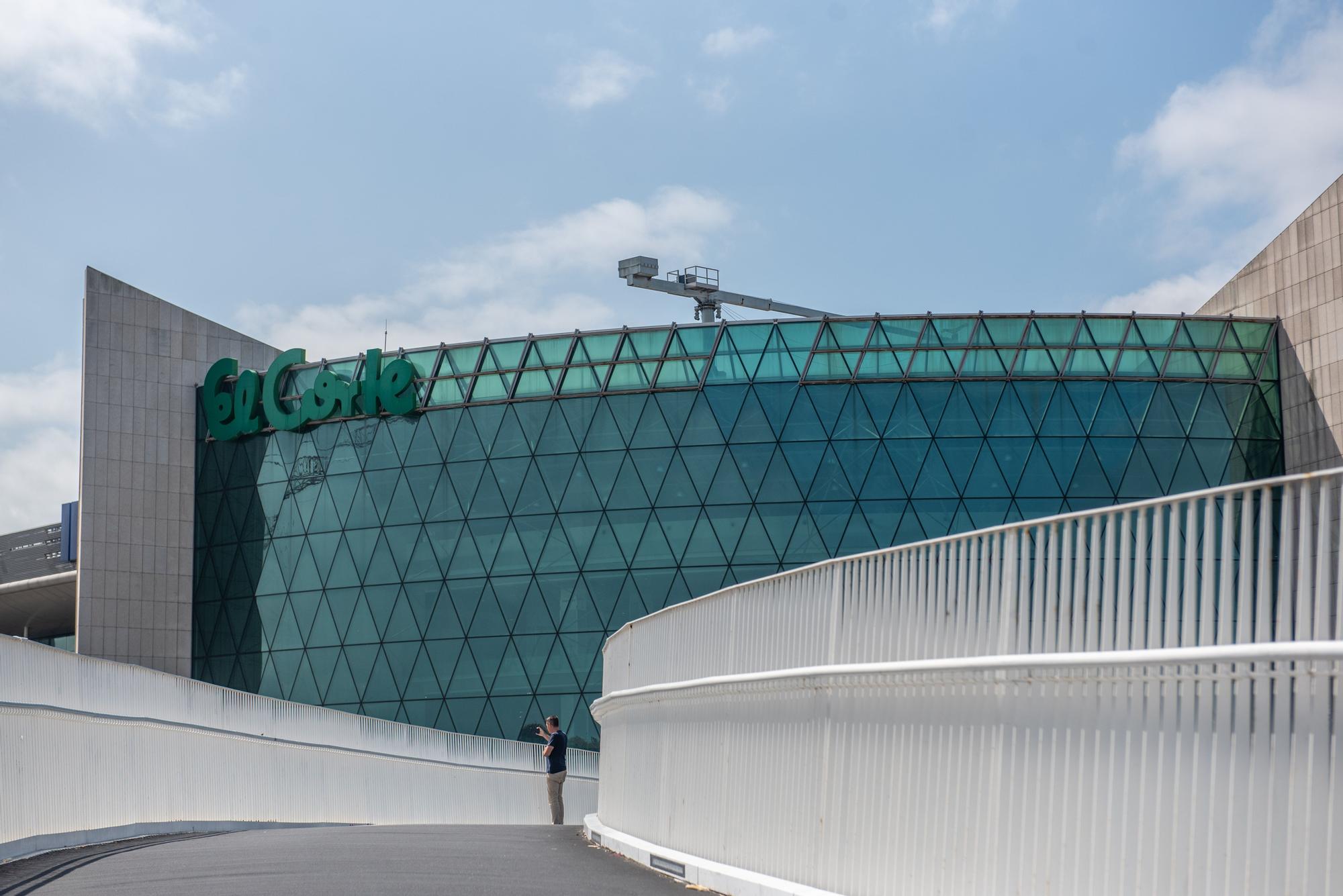 Desmontaje de los letreros de El Corte Inglés en Marineda City