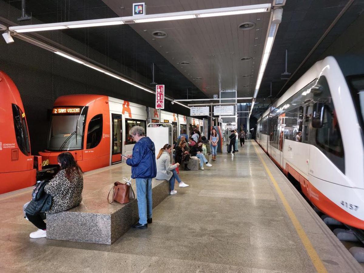 Usuarios del Tram de Alicante.