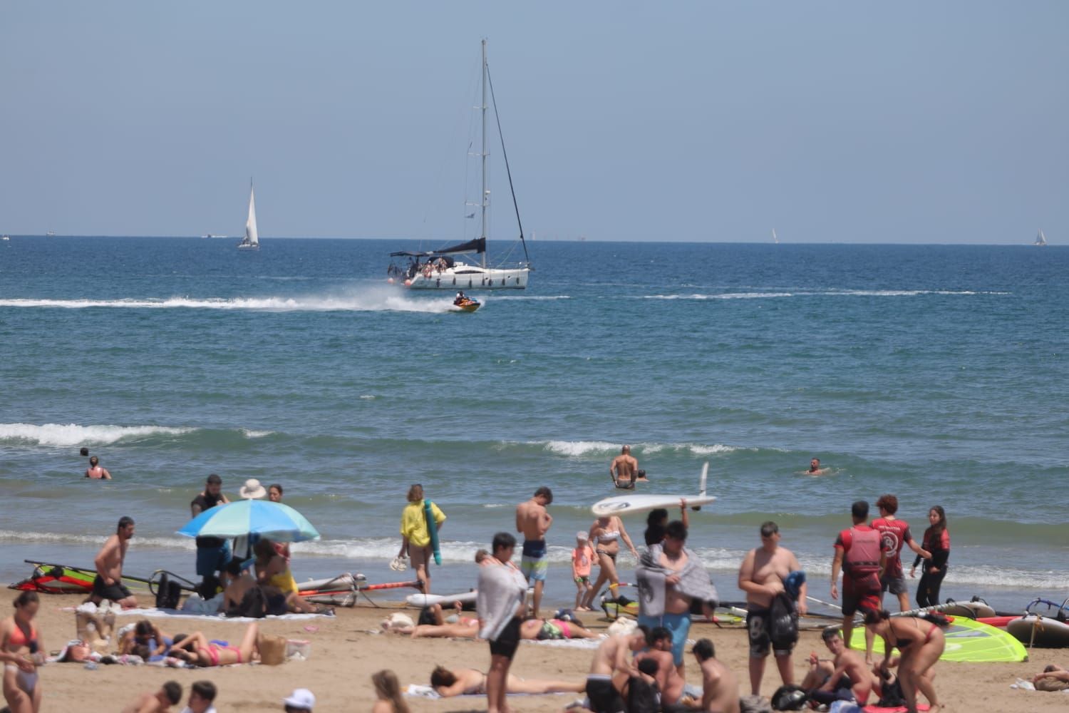 La playa de la Malvarrosa, abarrotada a finales de mayo
