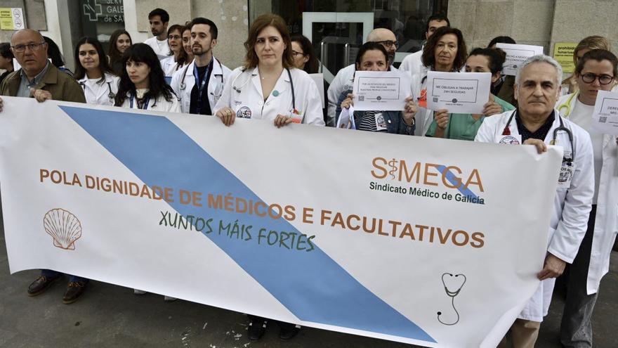 «Hay quien cuelga la bata o se va al extranjero», advierten los médicos