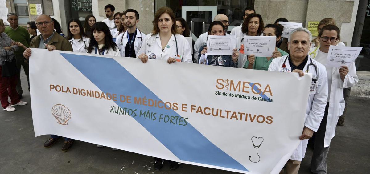 Profesionales sanitarios concentrados ante el Hospital Provincial de Pontevedra este martes.
