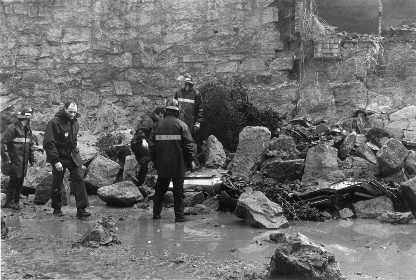 1989 16 diciembre Se derrumba el muro del colegio Labor en la calle Camelias tras un temporal. Cinco coches quedarán sepultados sin que haya víctimas personales. El muro tenía una altura de casi cinco metro