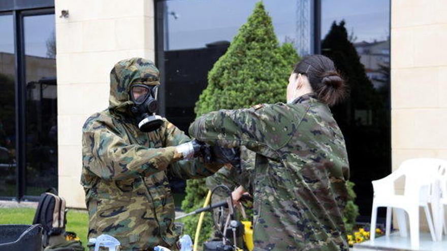 Militars de la brigada Aragó de l&#039;exèrcit de terra preparant-se per entrar a una residència.