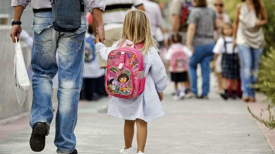 Progenitores acompañan a los niños al colegio.