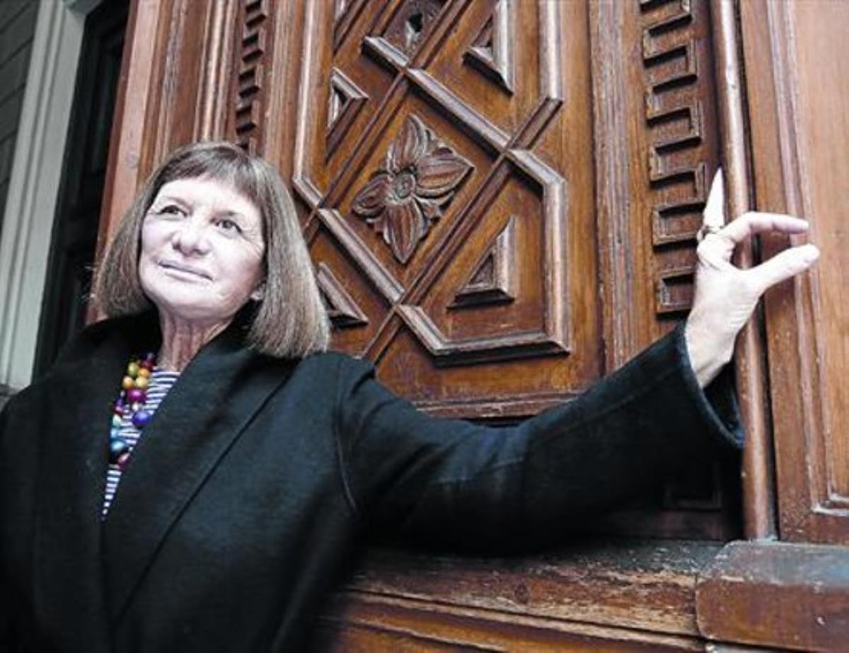 La escritora Alicia Giménez Bartlett, ayer, junto a una céntrica librería de Barcelona. La escritora Alicia Giménez Bartlett, ayer, junto a una céntrica librería de Barcelona.