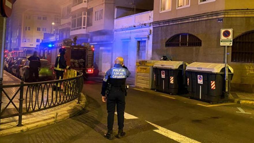 La Policía Local y los Bomberos en la calle Carvajal de Las Palmas de Gran Canaria.