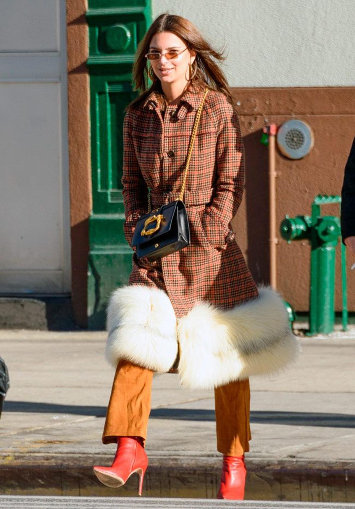 Emily Ratajkowski con abrigo y bolso de Prada