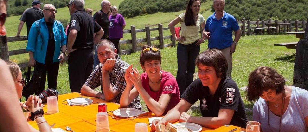 Un grupo de visitantes en el refugio de Brañagallones.