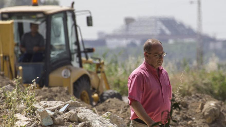 El padre de Marta, Antonio del Castillo, en el lugar de la búsqueda.