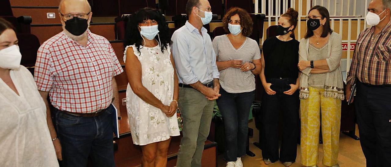 Por la izquierda, María Guitia, Luis Gijón, María José Fernández, Javier Cueli, Mónica Barettino, Sara Cillero, Marta Pérez y Juan Ignacio Martín, en la presentación de ayer en el CIFP de la Laboral, en Gijón. | Á. G.