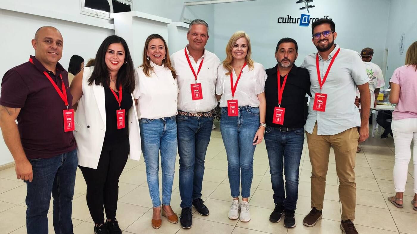 María Dolores Corujo, con miembros del PSOE de Arrecife.jpg