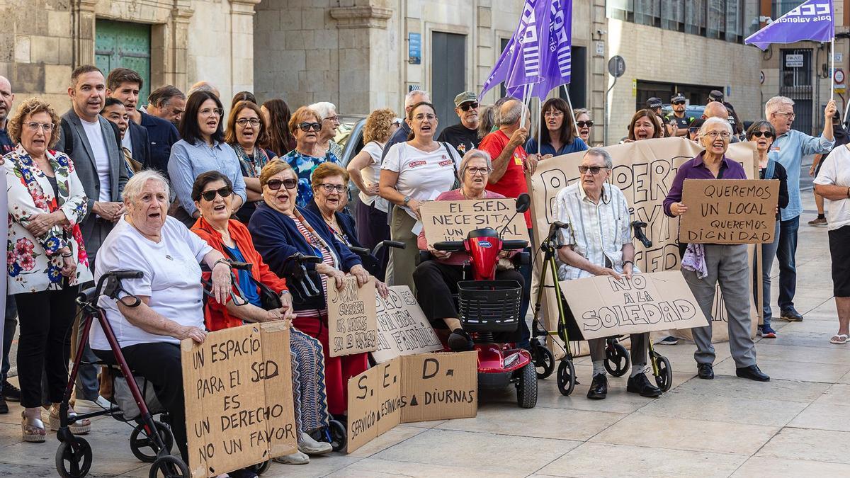 El cierre del centro de día de Plaza América llega al corazón del Ayuntamiento de Alicante: exigencia de reapertura y dardos a Barcala