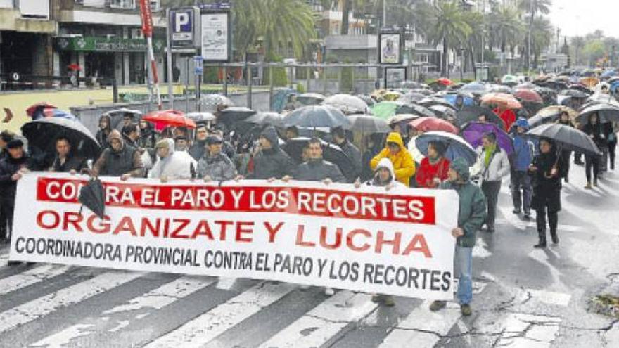 400 personas salen a la calle contra el paro y los recortes