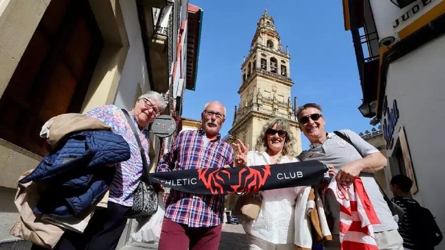 Centenares de aficionados del Athletic disfrutan de Córdoba antes de la final copera