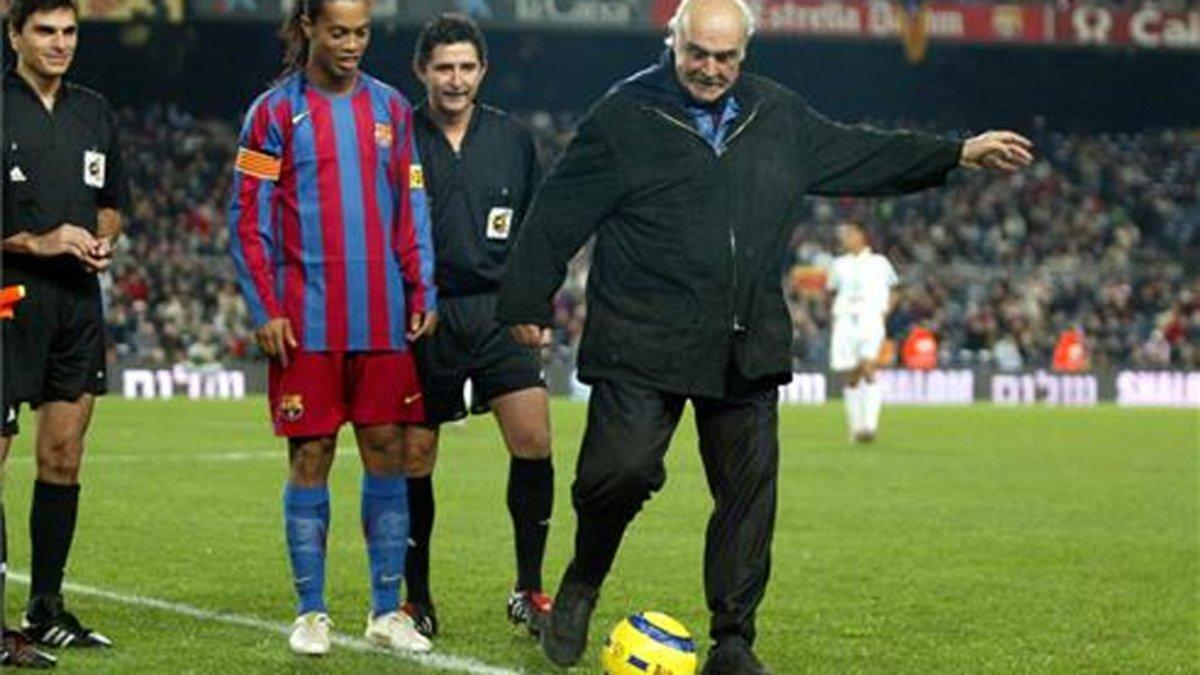 Sean Connery hizo el saque de honor del Partido por la Paz, en noviembre de 2005 en el Camp Nou