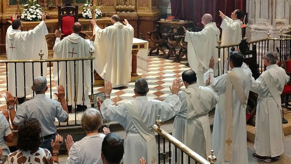 Religiosos y laícos durante la misa en la Catedral. | Cedida