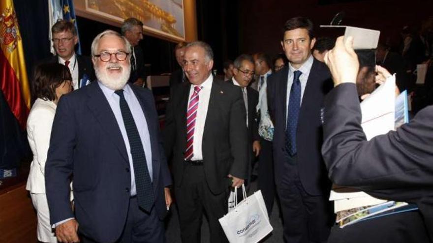 Arias Cañete (i) con el subsecretario de Pesca de Chile, Pablo Galilea (c), y Samuel Juárez.  // Ricardo Grobas