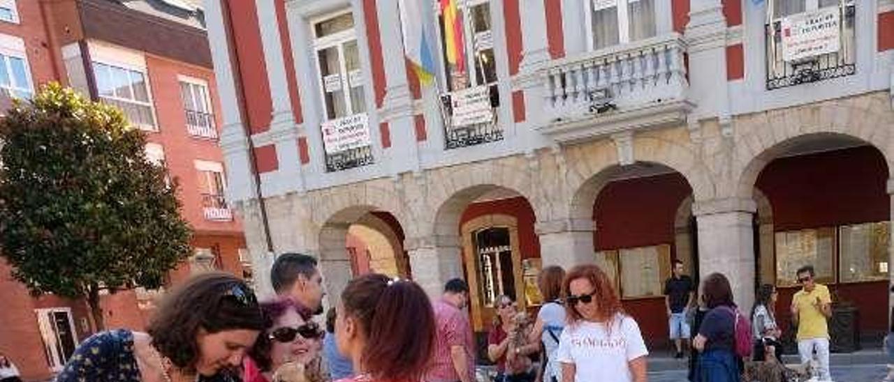 La concentración de los voluntarios, el jueves, ante el Ayuntamiento de Mieres.