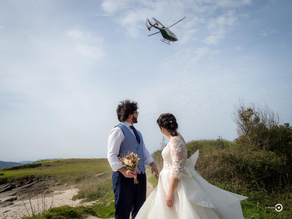 La pareja ante el helicóptero.