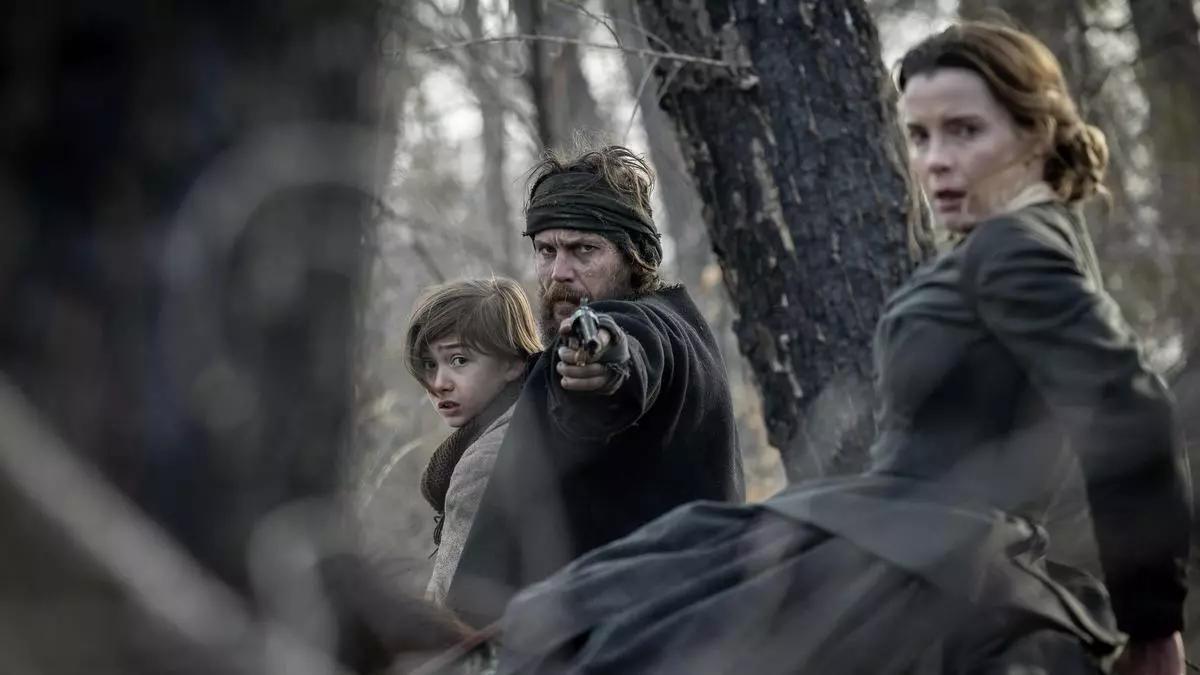 Preston Mota (Devin), Taylor Kitsch (Isaac) y Betty Gilpin (Sara) en una imagen de 'Érase una vez el Oeste'.
