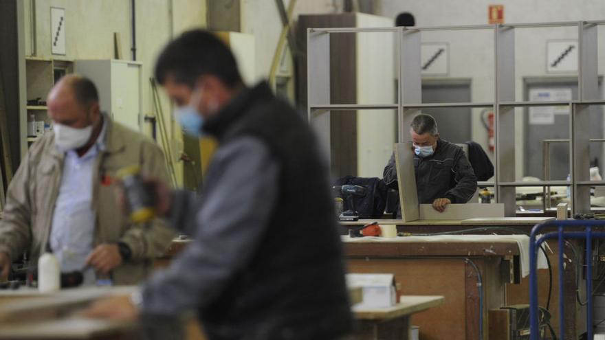 Trabajadores en una carpintería local. | Bernabé/ Javier Lalín