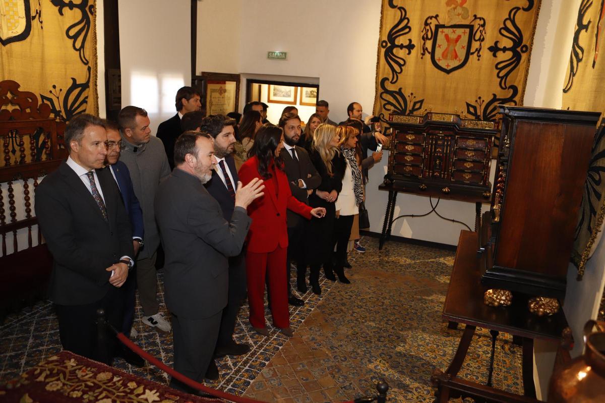 El Archivero municipal guiaba la visita de las autoridades durante la inauguración.