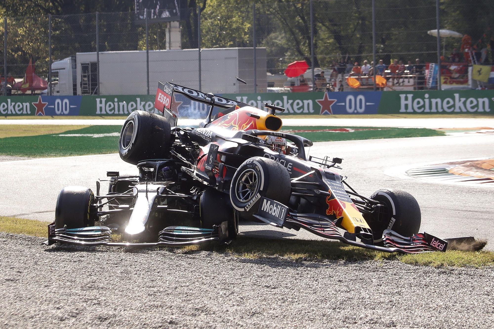 El Red Bull de Verstappen cae sobre el Mercedes de Lewis Hamilton en Monza.