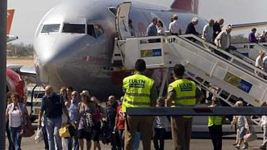Un grupo de pasajeros embarcando ayer en la plataforma de El Altet en un vuelo con destino al Reino Unido.