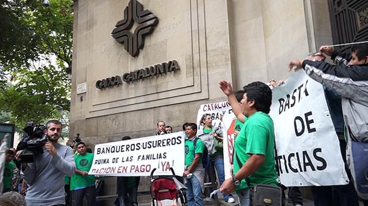 Un grup de membres de la Plataforma d’Afectats per la Hipoteca protesten davant CatalunyaCaixa.