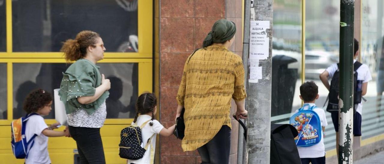 Varias madres recogen a sus hijos del
colegio, el pasado viernes en el Barrio
del Carmen en Murcia.  juan carlos caval