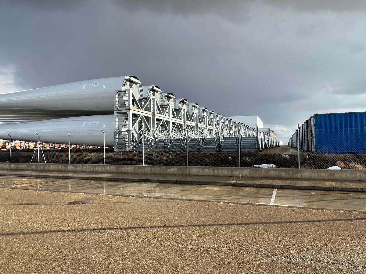 La campa del aeropuerto de Teruel que almacena el material eólico del macroproyecto Clúster del Maestrazgo.