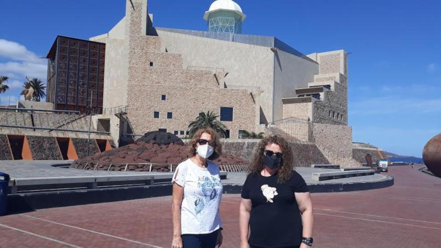 Inmaculada Pérez del Toro (i) y Elena Jáuregui frente al Auditorio Afredo Kraus en la capital grancanaria.