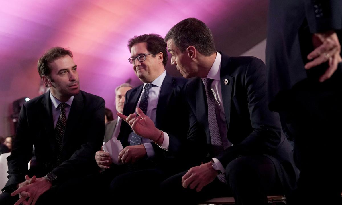 El presidente del Gobierno, Pedro Sánchez, conversa con el ministro de Economía, Carlos Cuerpo, y el de Transformación Digital, Óscar López, durante la presentación del Observatorio de Derechos Digitales este miércoles.