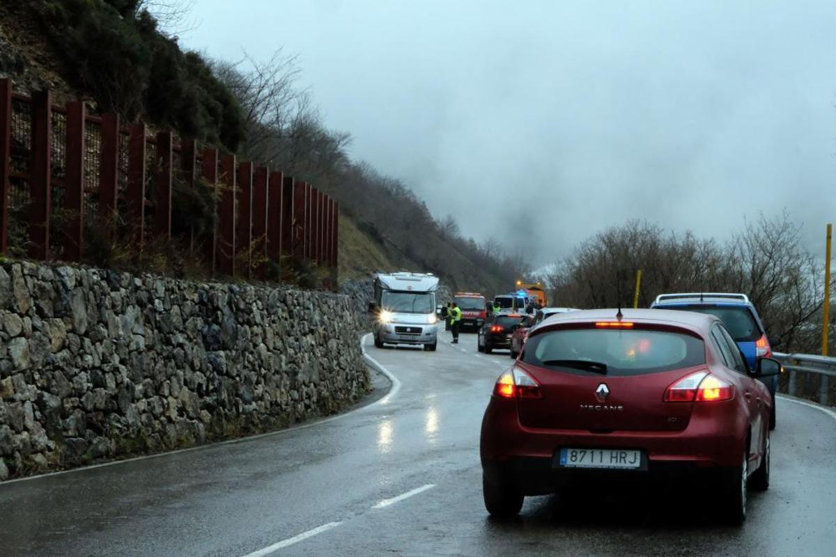 Fallece un gijonés al caerle una piedra sobre su coche en San Isidro