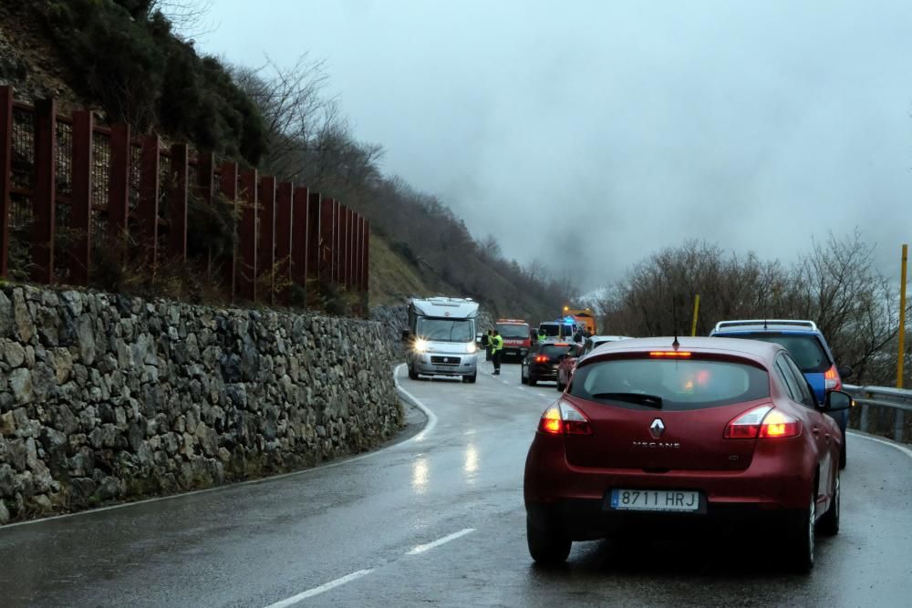 Fallece un gijonés al caerle una piedra sobre su coche en San Isidro