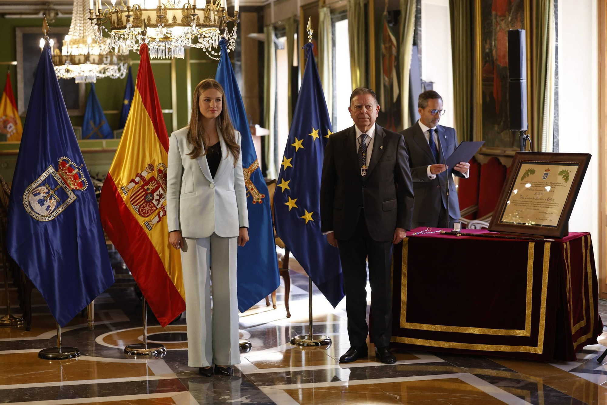 La Princesa Leonor recibe el título de Alcaldesa Honoraria de Oviedo en salón del plenos del Ayuntamiento. 