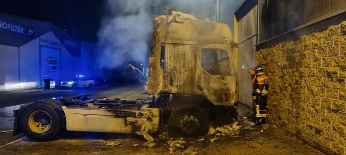 Estado en las que quedaron a cabeza tractora y la fachada de la nave tras sofocarse el fuego.