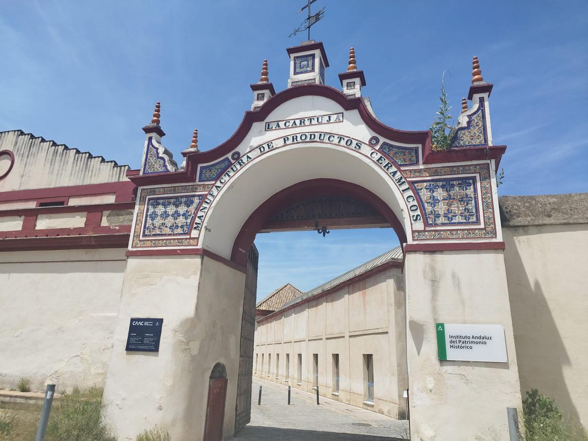Puerta de la antigua fábrica de La Cartuja de Sevilla, que todavía se puede ver en el Monasterio, donde está el Centro Andaluz de Arte Contemporáneo