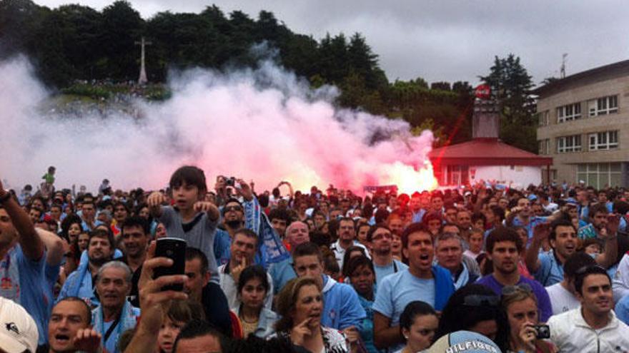 Los aficionados celestes celebraron junto a los jugadores del Celta el ascenso.